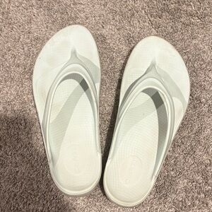 OOFOS Women's light greenish/White Sandals